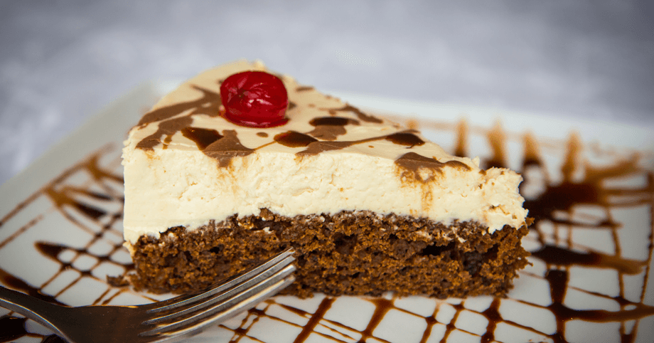 Mouthwatering fusion dessert – rum surprise cheesecake with a rum cake base