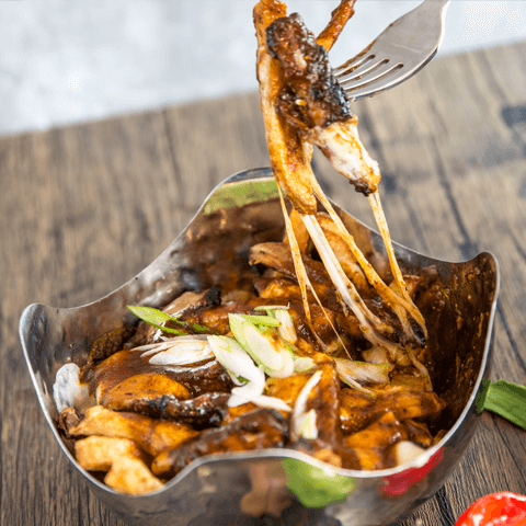 Jerked chicken poutine with stringy cheese – thumbnail view